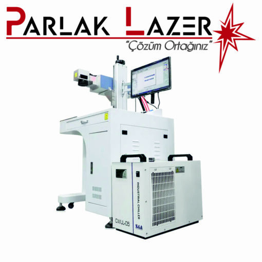 UV lazer markalama makinemiz ile plastik, metal, ahşap gibi bir çok materyal üzerine yüksek çözünürlükte, kalıcı ve detaylı markalama yapabilirsiniz. Logo, tarih, seri numarası gibi her türlü bilgiyi ürünlerinize kolayca işleyebilirsiniz