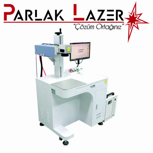 UV lazer markalama makinemiz ile plastik, metal, ahşap gibi bir çok materyal üzerine yüksek çözünürlükte, kalıcı ve detaylı markalama yapabilirsiniz. Logo, tarih, seri numarası gibi her türlü bilgiyi ürünlerinize kolayca işleyebilirsiniz